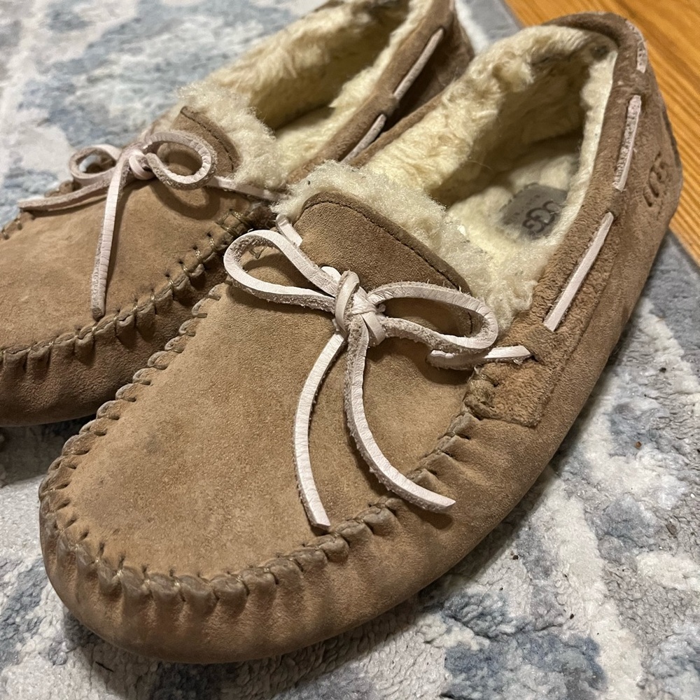 UGG Sheepskin Dakota Women’s 7! Great condition!